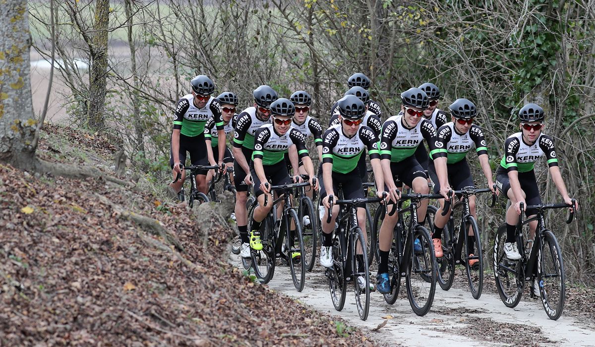 Kern Pharma, el equipo más joven del pelotón. Foto: Photo Gomez Sport