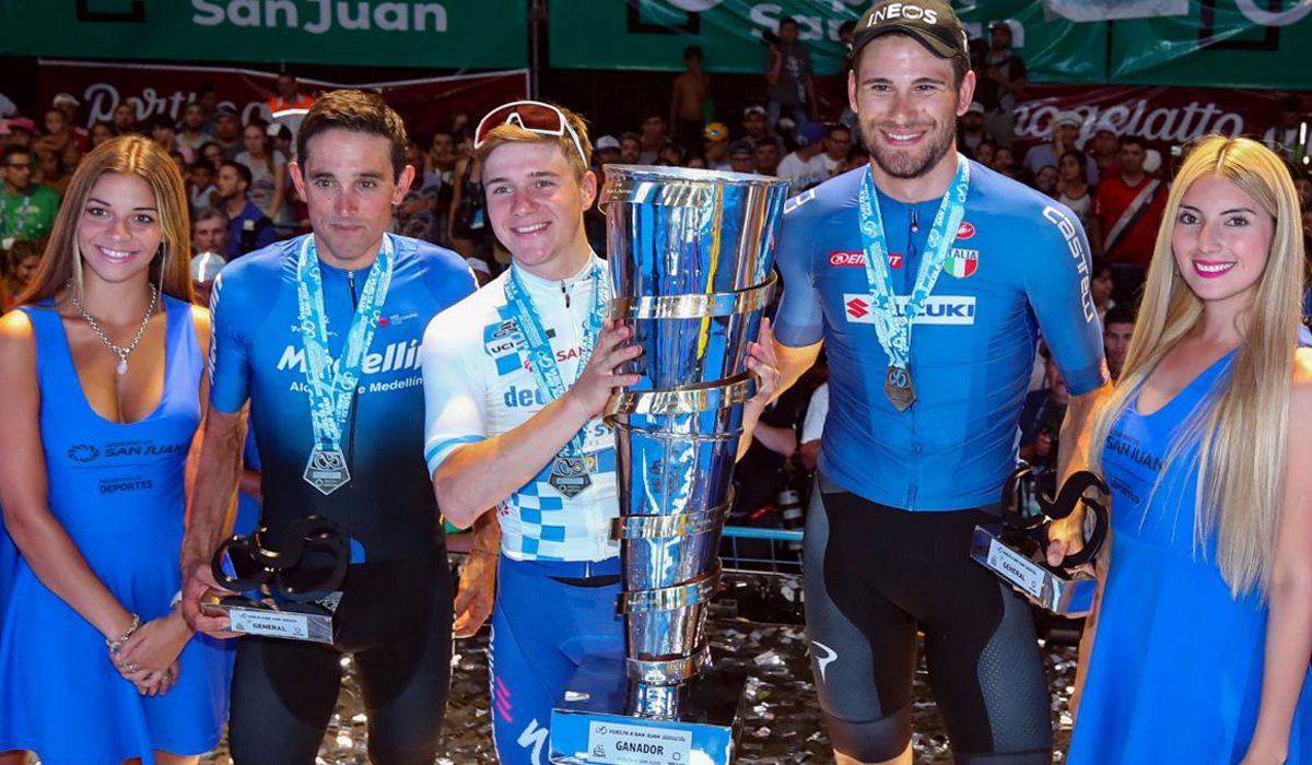 Podio de la Vuelta a San Juan 2020, con Remco Evenepol (ganador) flanqueado por Oscar Sevilla (3º) y Filippo Ganna (2º) 