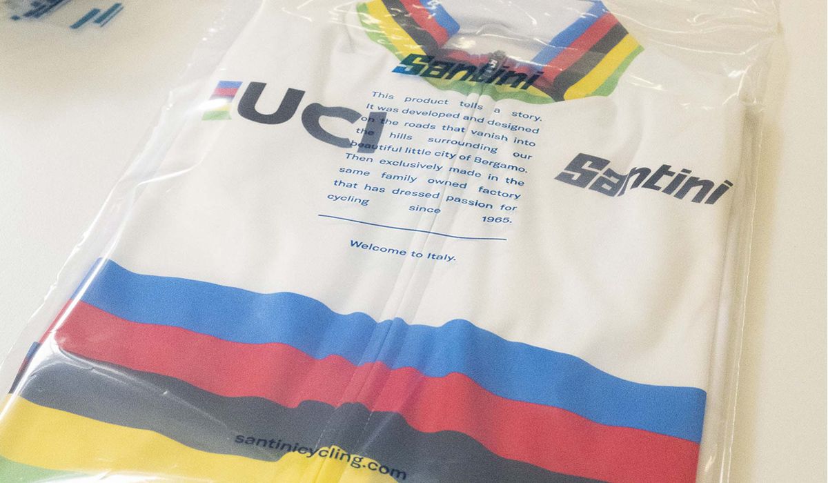 Un maillot de campeón del mundo UCI de Santini en un envoltorio compostable de TIPA