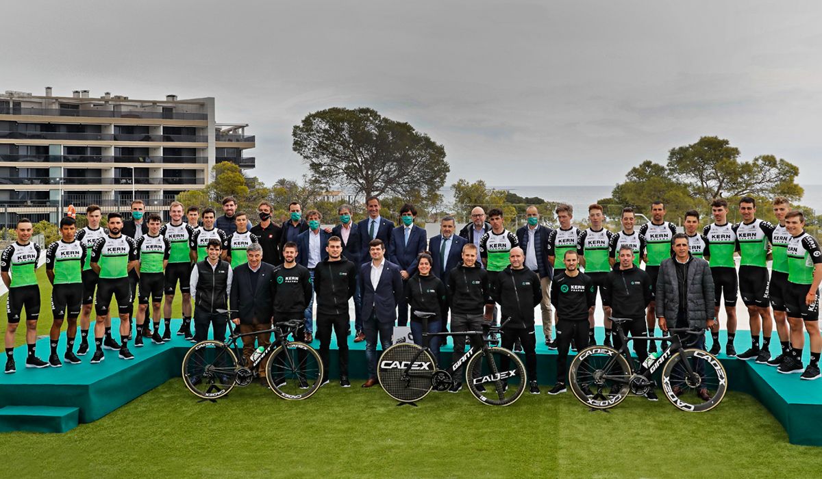 El Equipo Kern Pharma 2021 se ha presentado esta mañana en La Vila Joiosa (Alicante)