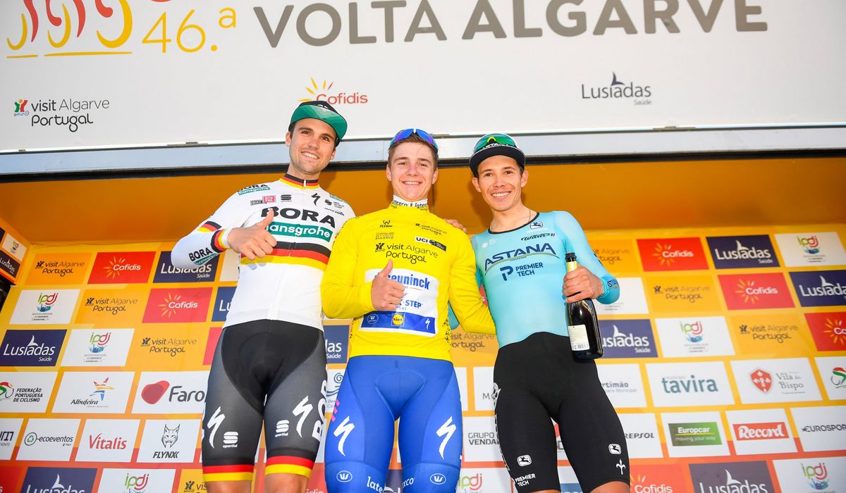 Podio de la Volta al Algarve 2020, con Evenepoel (ganador) flanqueado por Schachmann y Miguel Ángel López