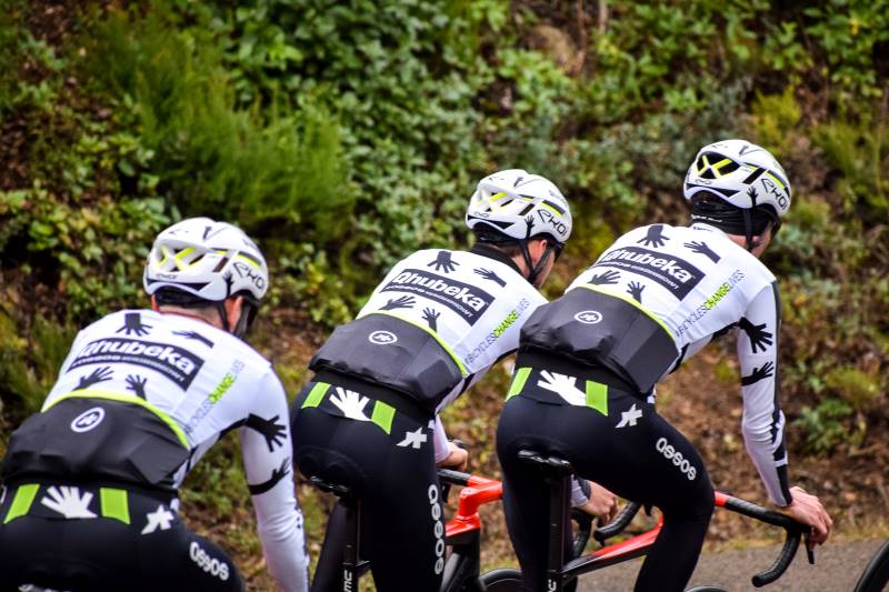 El blanco y el negro predominan en la nueva indumentaria del Qhubeka Assos El blanco y el negro predominan en la nueva indumentaria del Qhubeka Assos