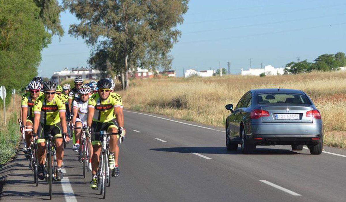La DGT prepara una nueva norma para adelantar a los ciclistas: habrá que reducir más la velocidad