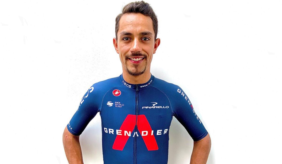 El ciclista colombiano luciendo la equipación de su nuevo equipo. Foto: Instagram Daniel Felipe Martinez