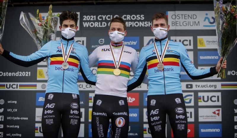Van der Poel, acompañado en el podio por Van Aert y Aerts Van der Poel, acompañado en el podio por Van Aert y Aerts