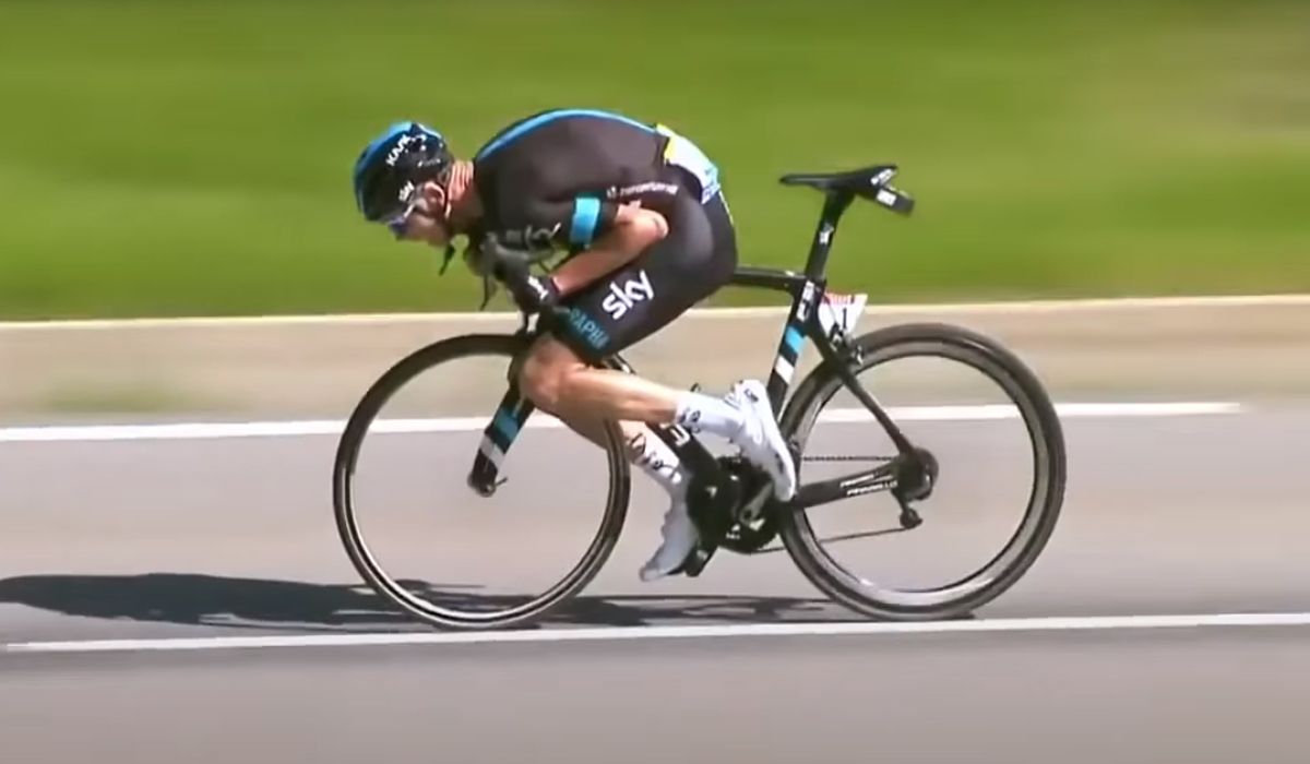 La UCI prohíbe a los ciclistas las "posiciones peligrosas" en los descensos, como esta que popularizó Chris Froome.
