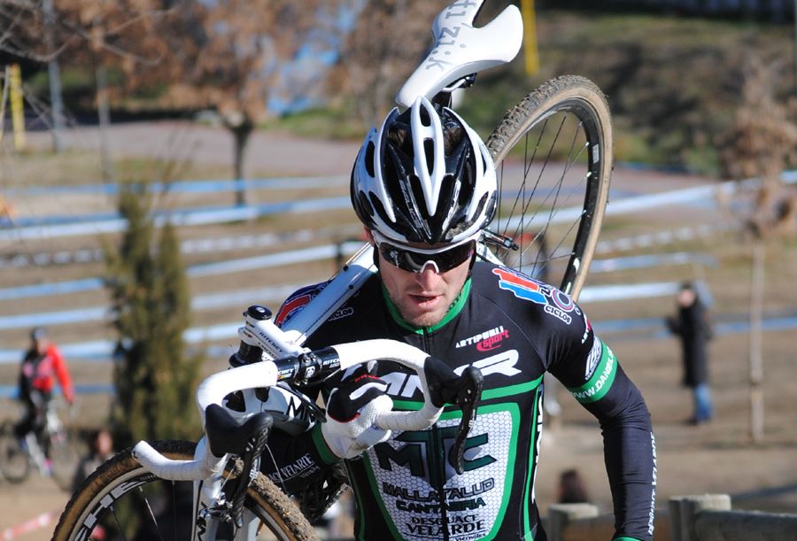 Pujol se impone en la prueba élite del X ciclocross de Coslada