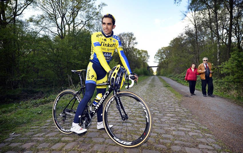 Alberto Contador inspecciona el pavé del Tour de Francia