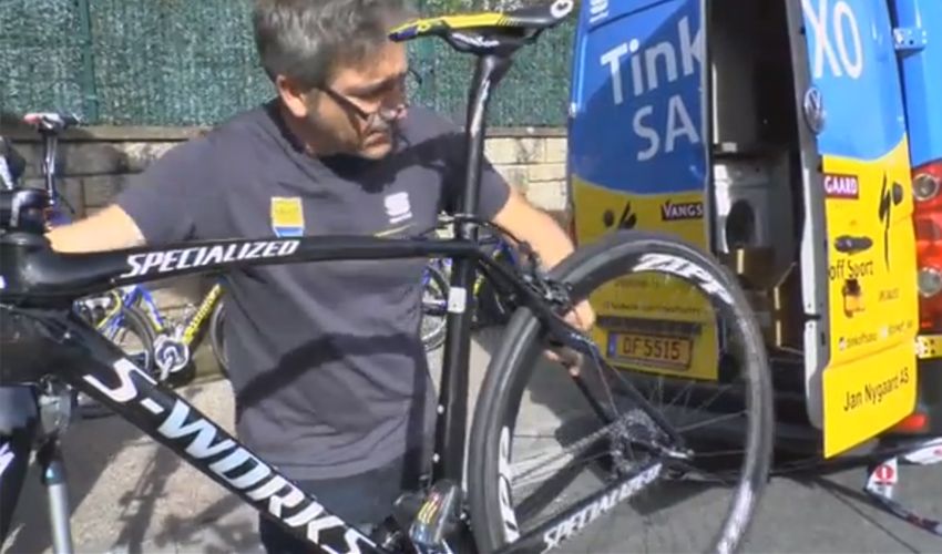 Vídeo explicativo de como Faustino Muñoz prepara la bici de Contador para el pavé