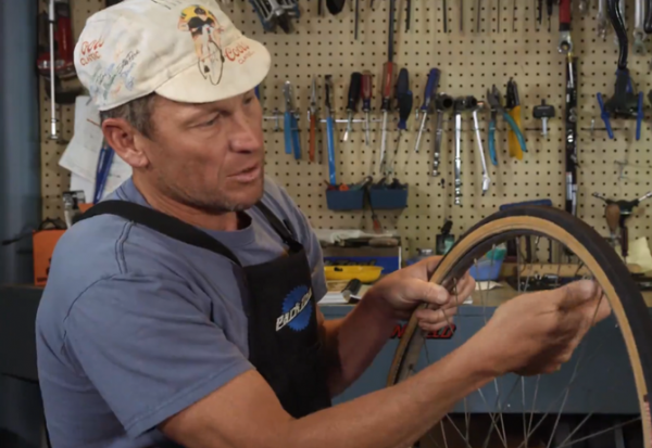 Lance Armstrong nos enseña a cambiar una rueda Lance Armstrong nos enseña a cambiar una rueda
