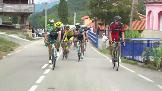 Brambilla y Rovny, expulsados de la Vuelta por pelearse en carrera