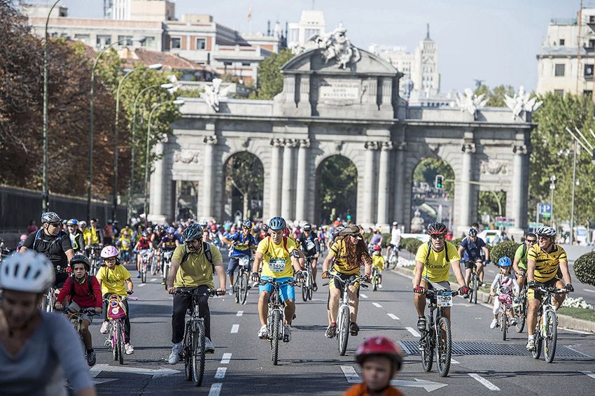 Más de 100.000 personas en la fiesta de la bici Movistar