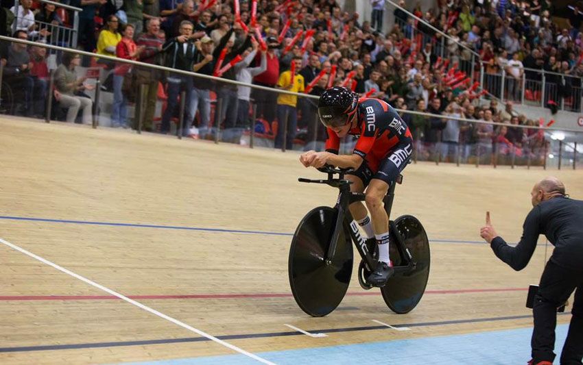 Rohan Dennis bate el Record de la Hora