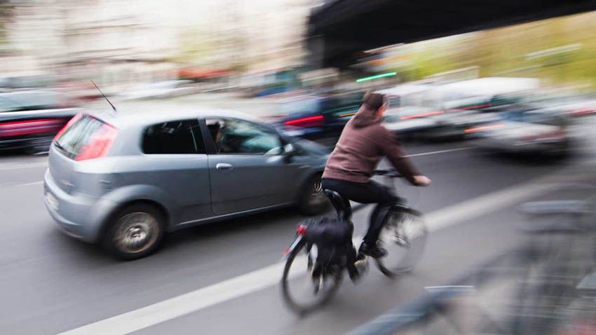Uno de cada cinco conductores adelanta mal a los ciclistas