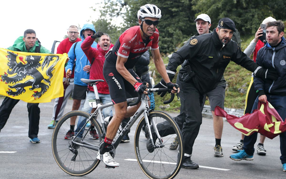 Pedaleo de pie vs. Pedaleo sentado