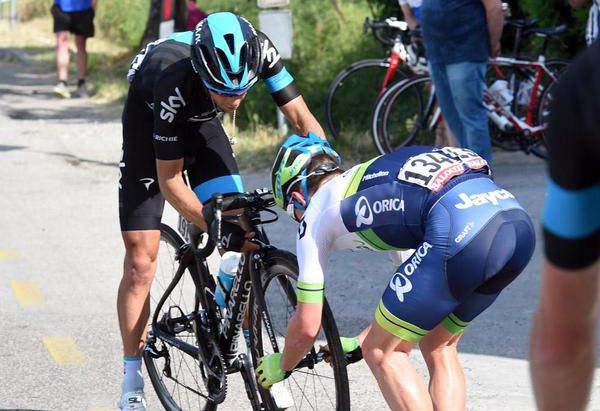 Richie Porte es sancionado con dos minutos por la ayuda de Clarke