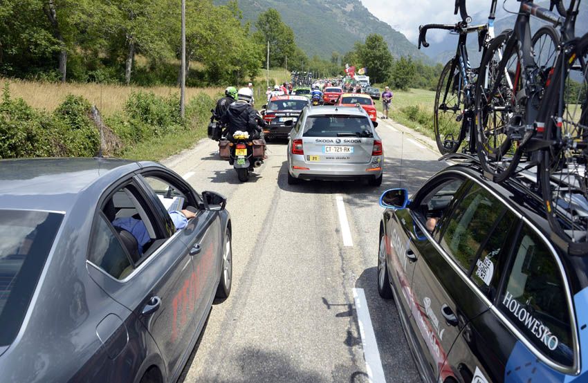 ¿Te gustaría vivir una etapa de la vuelta ciclista a España desde un coche de la organización?
