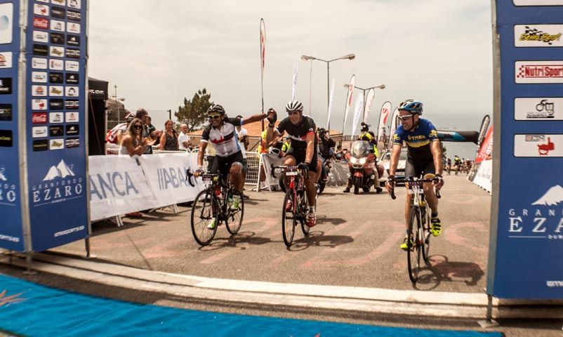 Indurain y Chiapucchi "sellan la paz" en la Gran Fondo Ézaro