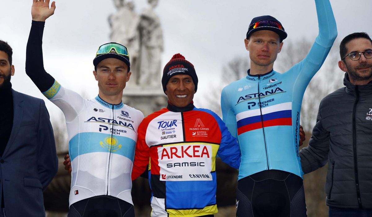 Podio del Tour de La Provence 2020, con Nairo Quintana (ganador) escoltado por Aleksandr Vlasov y Alexey Lutsenko. Foto: Luca Bettini / Bettini Photo