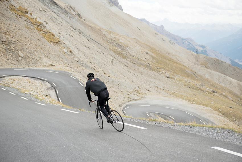 300 kms, 5 puertos y 7000 metros de desnivel con una fixie sin frenos