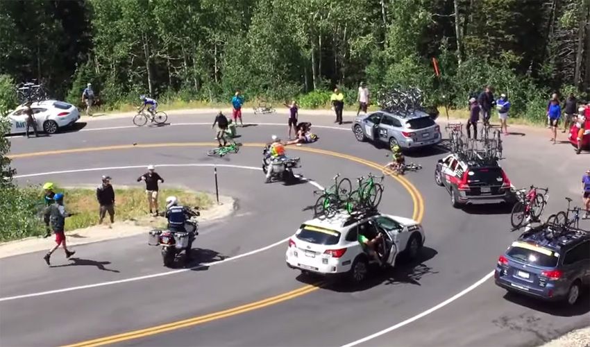 Vídeo: Coches y motos de carrera involucrados de nuevo en un accidente importante