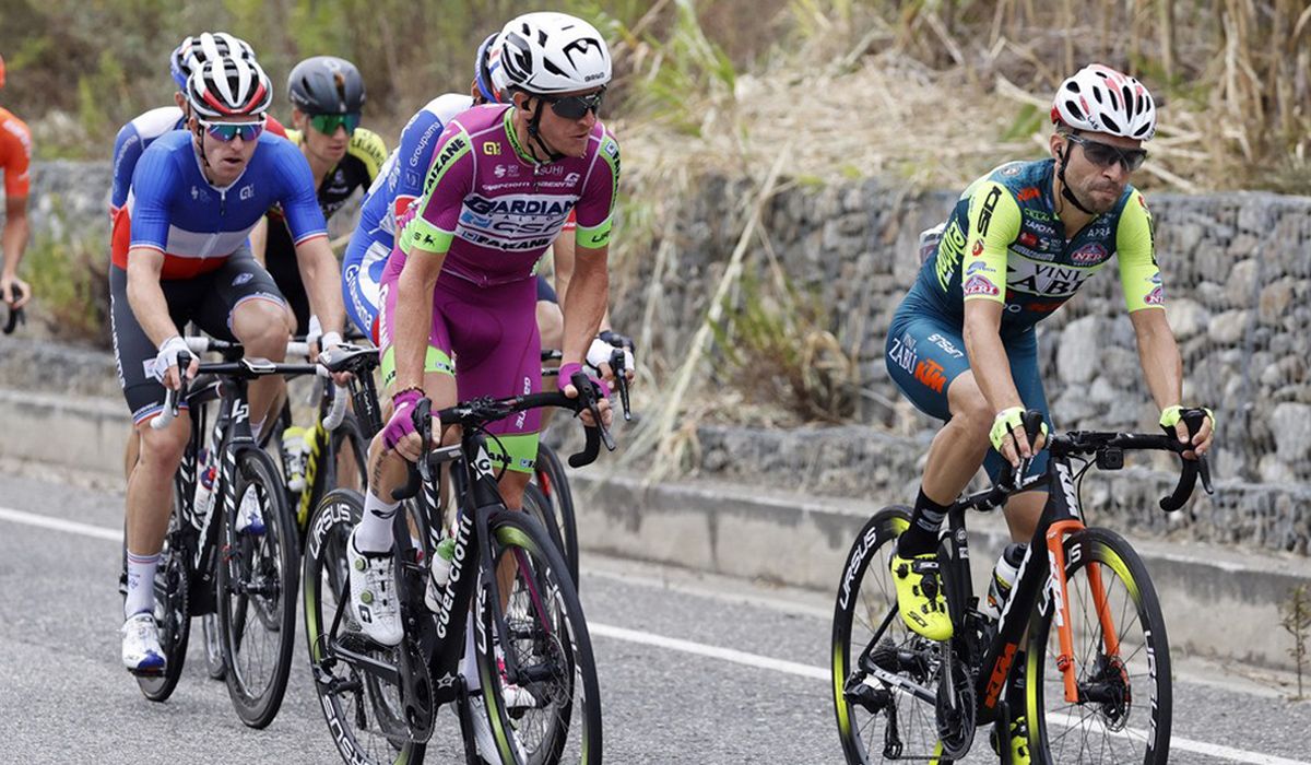 Ciclistas del Bardiani y el Vini Zabú en una imagen del Giro 2020. Foto: Luca Bettini/BettiniPhoto
