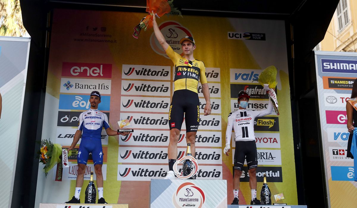 Podio de la Milán - San Remo 2020, con Wout Van Aert (ganador) flanqueado por Julian Alaphilippe y Michael Matthews.