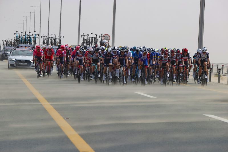 La arena cruzando la carretera, una constante en el UAE Tour La arena cruzando la carretera, una constante en el UAE Tour
