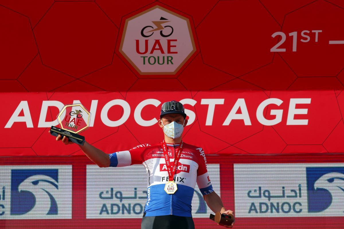 Mathieu van der Poel, en el podio de la primera etapa del UAE Tour