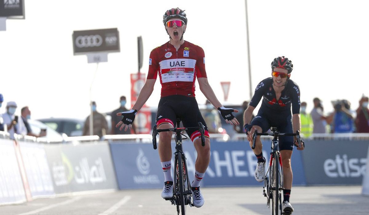Tadej Pogacar supera a Adam Yates en Jebel Hafeet y se hace fuerte en el liderato del UAE Tour. Foto: Luca Bettini / Bettini Photo