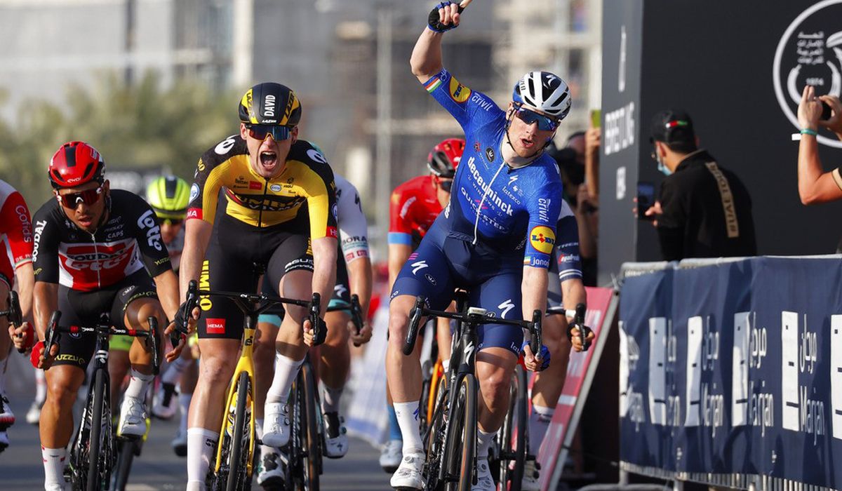 Sam Bennett se ha impuesto en la 4ª etapa del UAE Tour por delante de David Dekker y Caleb Ewan. Foto: Luca Bettini / Bettini Photo