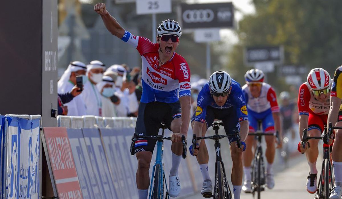 Van der Poel, celebrando su victoria en la etapa inaugural del UAE Tour. Al día siguiente tendría que abandonar junto a sus compañeros de equipo.