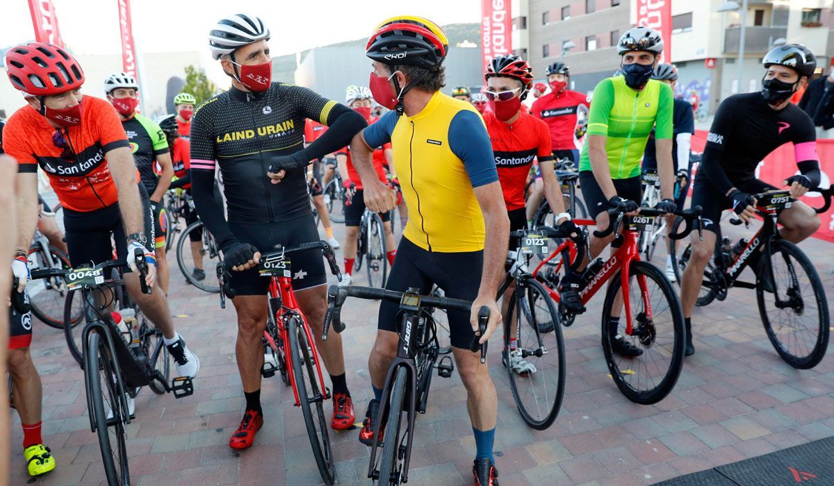 Miguel Induráin y Pedro Delgado, en una imagen de la salida de La Indurain 2020. Foto: Villar López (EFE)