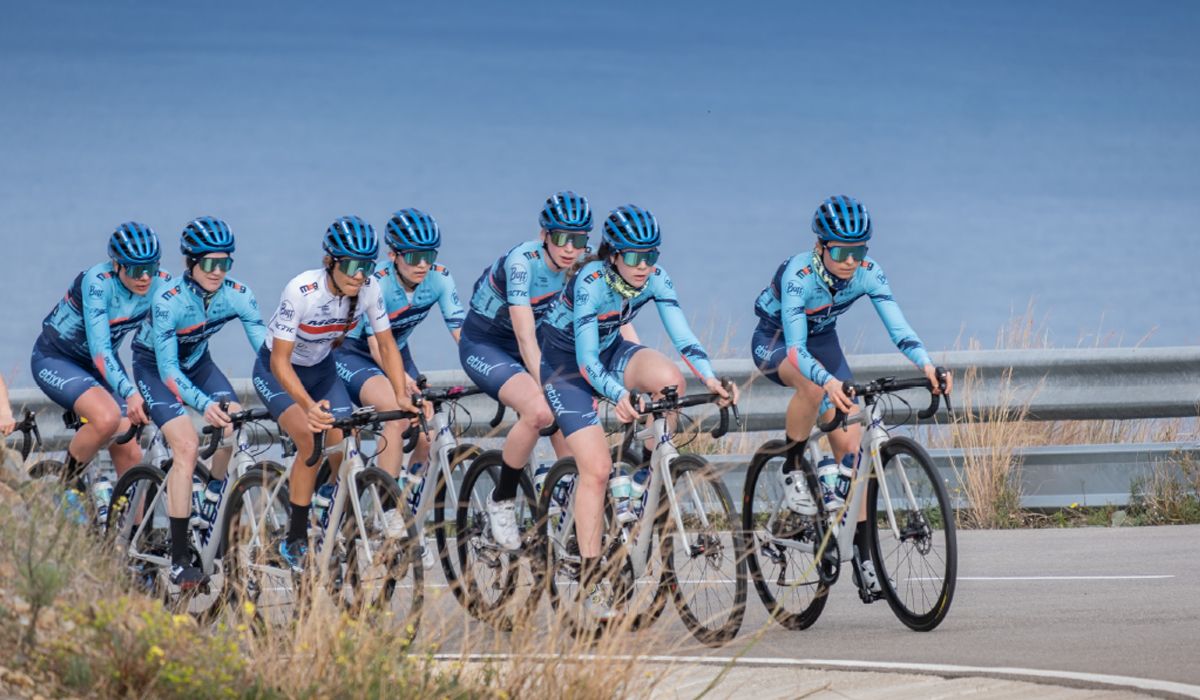 Pedaleando por la igualdad, una iniciativa de Etixx y Mussara con la presencia de ciclista del ciclistas del Massi-Tactic.