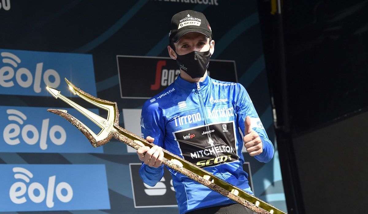 Simon Yates, con el Tridente de Neptuno como ganador de la Tirreno-Adriático 2020. Foto: Bettini Photo