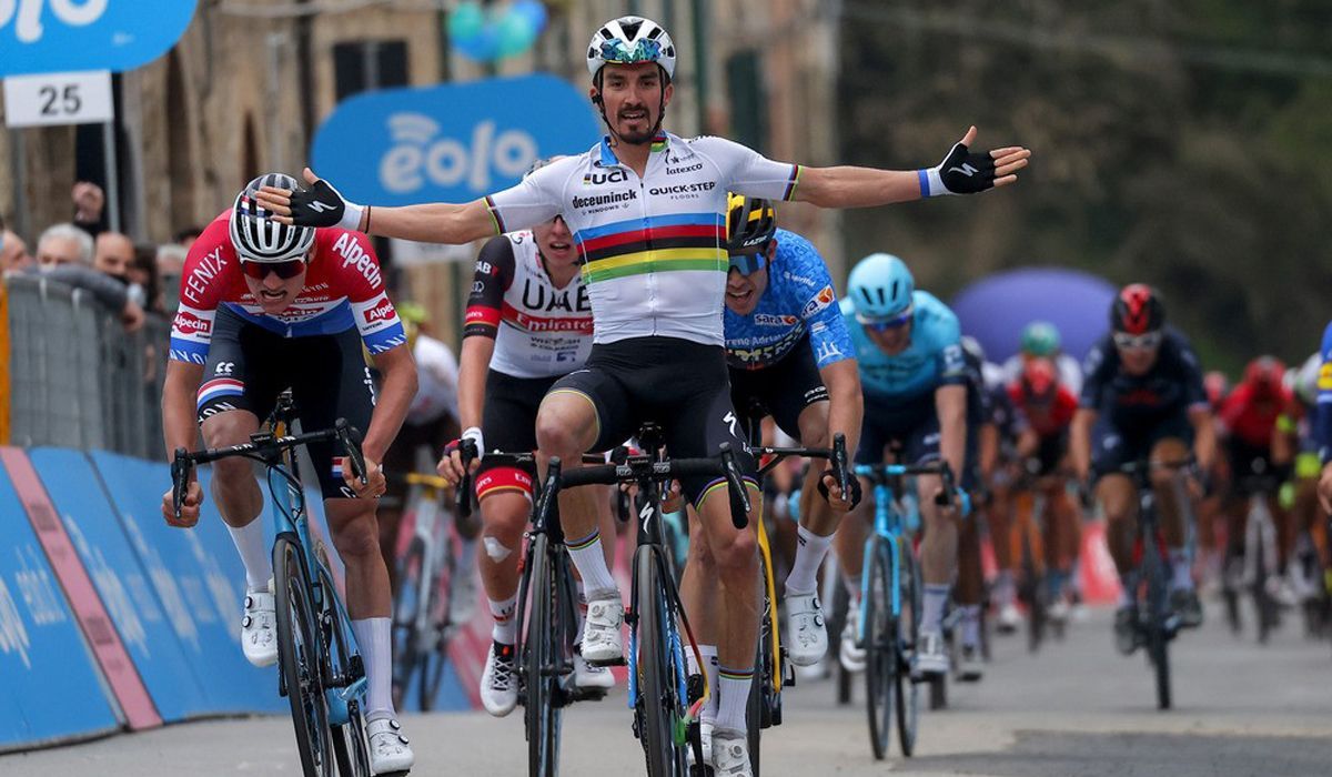 Julian Alaphilippe celebrando su triunfo en la 2ª etapa de la Tirreno-Adriático. 