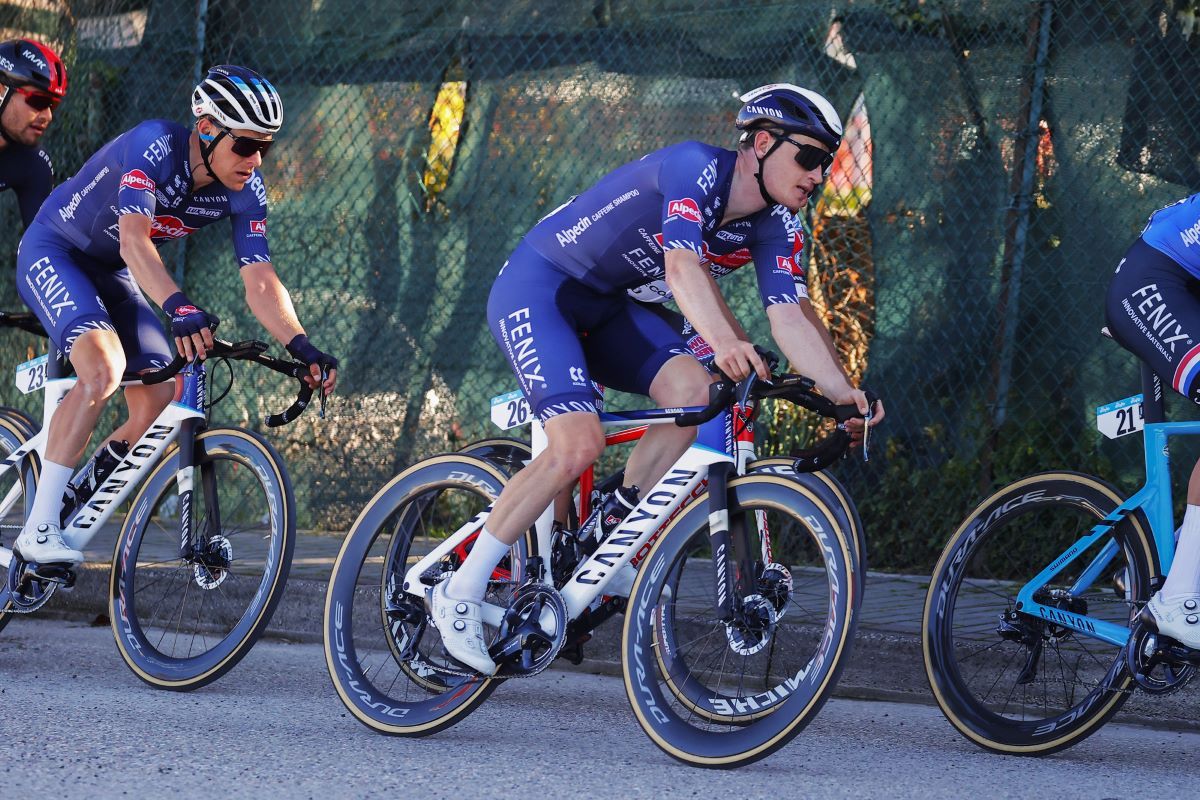 Parte del equipo Alpecin Fenix, en la pasada Tirreno Adriático