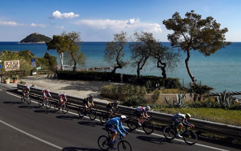 La fuga del día, en la segunda parte de la carrera, ya en la línea costera. La fuga del día, en la segunda parte de la carrera, ya en la línea costera.