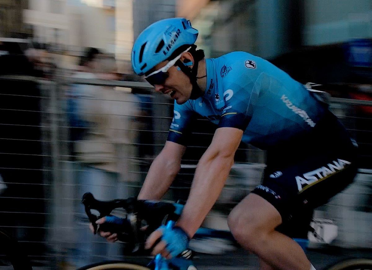 Alex Aranburu, tras cruzar la línea de meta en San Remo