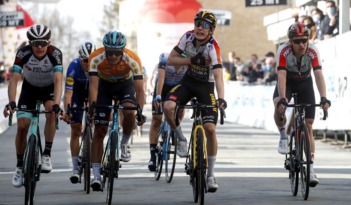 Coppi e Bartali. Vingegaard, más líder tras imponerse en San Marino, con Javier Romo 2º