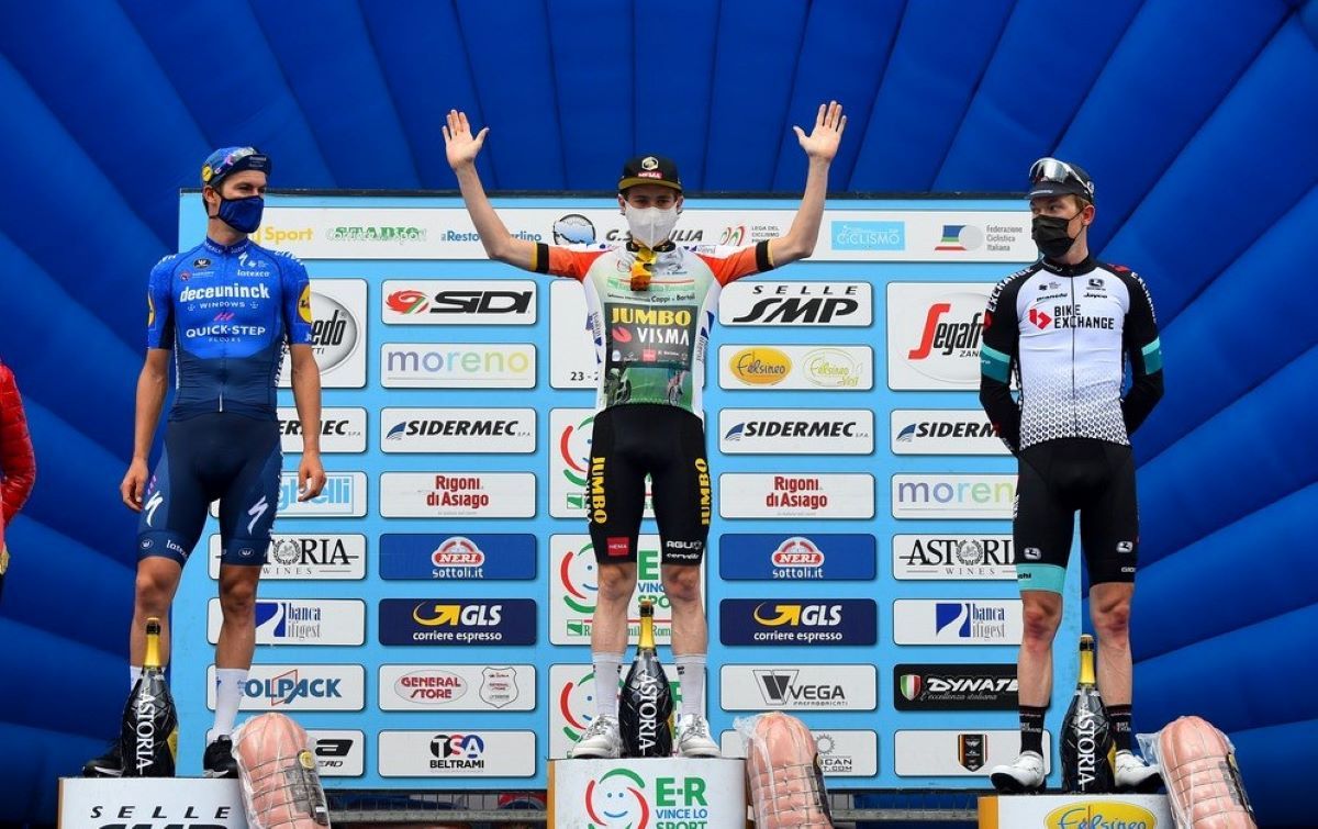 Podio final, con Vingegaard, Honoré y Schultz.