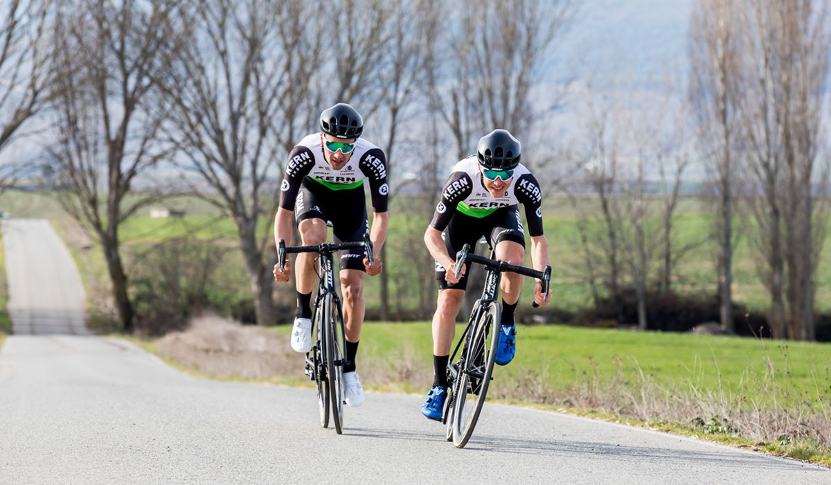 Diego López Fuentes y Sergio Araiz, ciclistas de Estella del Equipo Kern Pharma
