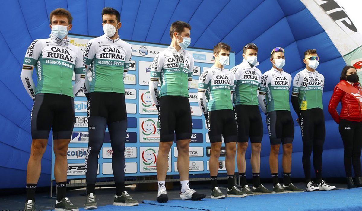 Los ciclistas del Caja Rural-Seguros RGA en la Settimana Coppi e Bartali. Foto: Roberto Bettini/BettiniPhoto