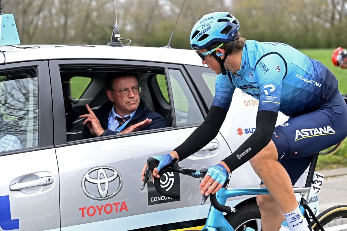 Fedorov, hablando con uno de los jueces de carrera.