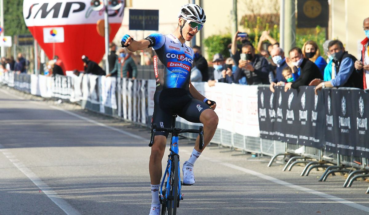 Juan Ayuso celebrando la victoria en el Trofeo Piva. Foto: Team Colpack Ballan