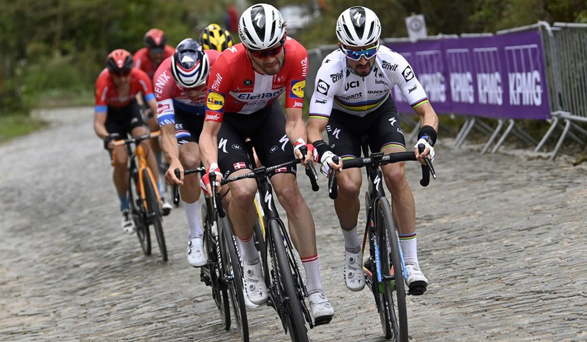 Asgreen y Alaphilippe, en cabeza del grupo principal en el Tour de Flandes. 