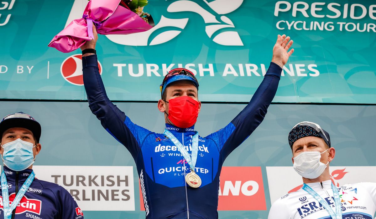 Mark Cavendish en el podio del Tour de Turquia tras ganar la 2ª etapa. 