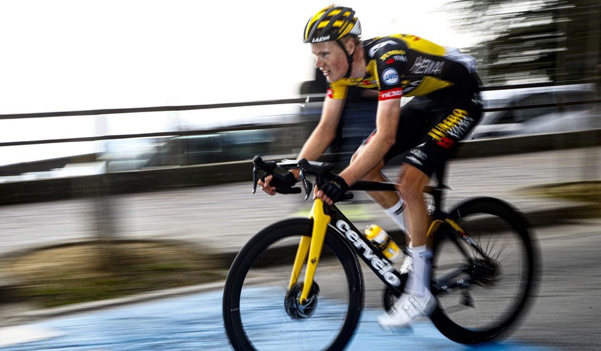 Gijs Leemreize (Jumbo-Visma) primer expulsado por "posición incorrecta"