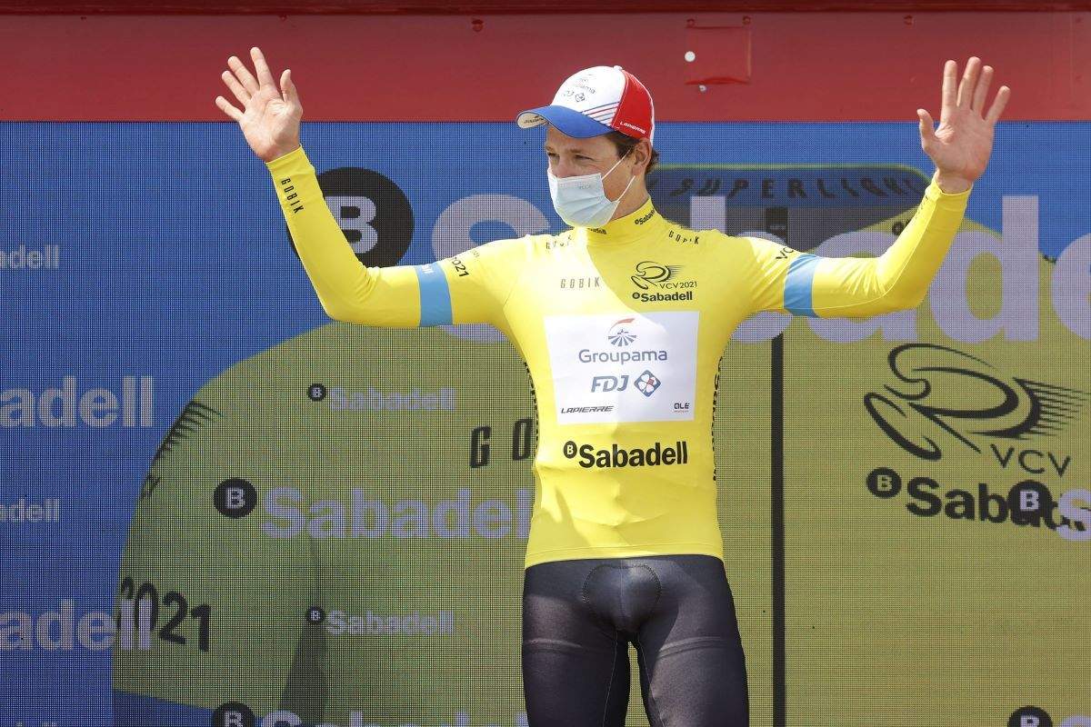 Stefan Küng, con el maillot de líder de la VCV 2021.