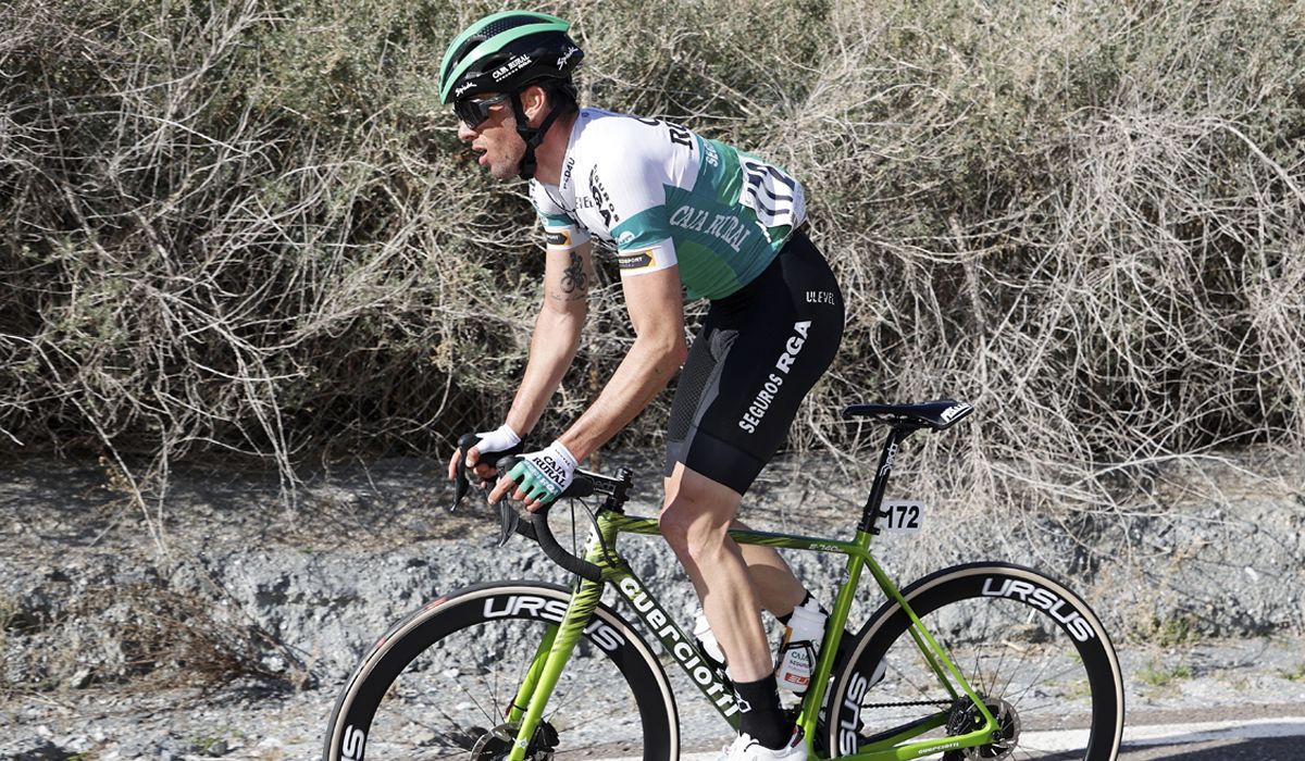 Álvaro Cuadros: el saque directo desde Caja Rural. Foto: Photo Gomez Sport